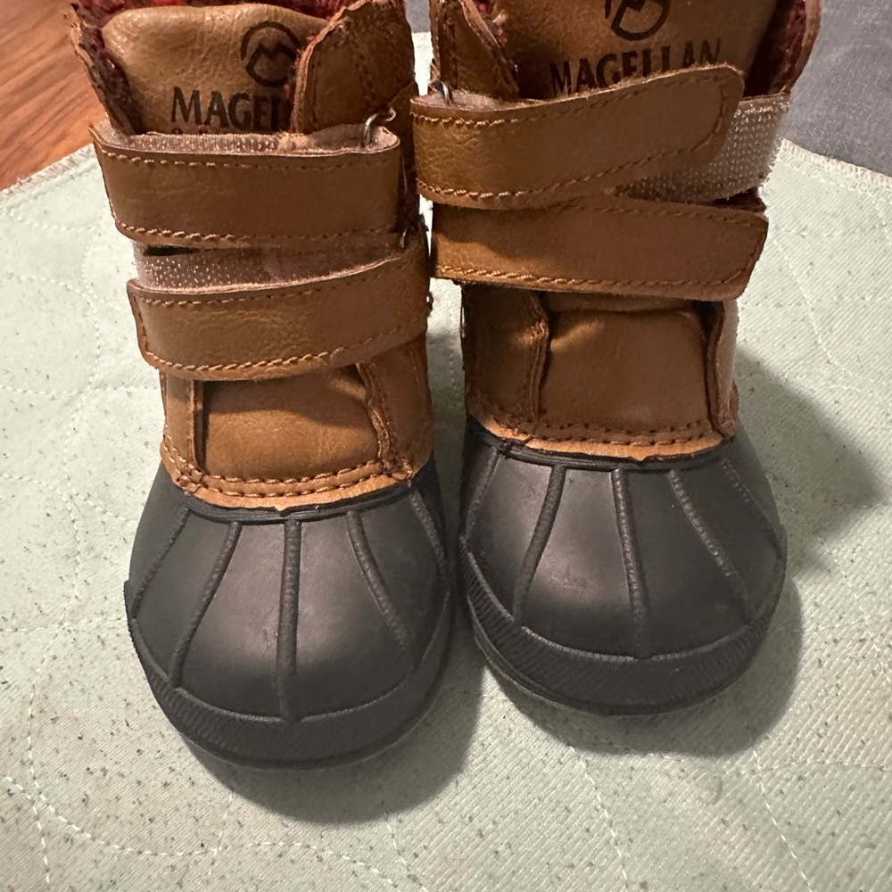 Toddler size 7 duck boots like new only worn twice.